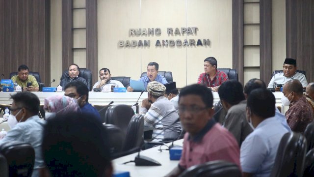 Komisi C DPRD Makassar dalam rapat dengar pendapat dengan Perusahaan dan LPM Kecamatan Tallo, di Gedung DPRD Makassar, (9/9/2022).