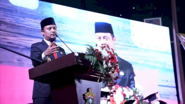 Gubernur Sulawesi Selatan, Andi Sudirman Sulaiman saat memberikan sambutan dalam upacara Hut ke-66 tahun Unhas di Baruga Andi Pangerang Pettarani, Kampus Tamalanrea, Kota Makassar, Sabtu, (10/9/2022).