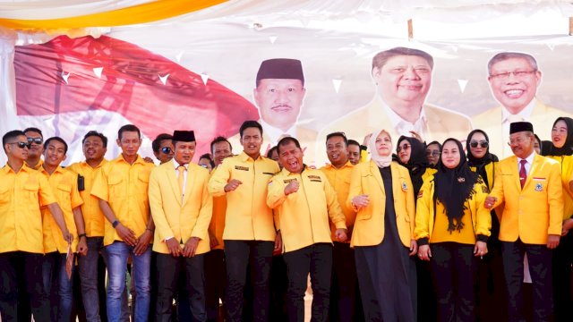 Prosesi pelantikan pengurus Golkar Jeneponto di halaman kediaman pribadi Bupati Jeneponto Iksan Iskandar di Binamu, Minggu (11/9/2022). (foto: Golkar Sulsel)