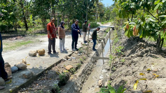 Kepala Dinas Perkimtan Provinsi SulSel, Iqbal Suhaeb, saat melaksanakan monev (monitoring dan evaluasi) dan mutual check (MC 100) di Pasar Spontan Kecamatan Sukamaju, Luwu Utara, Kawasan Kumuh Tomoni Tomoni dan Kawasan Pajalesang Wara Kota Palopo.