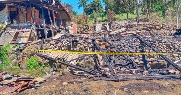 Kebakaran 3 Rumah di Jeneponto, Gubernur Andi Sudirman Salurkan Bantuan