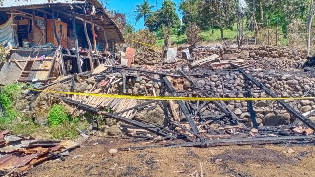 Kebakaran 3 Rumah di Jeneponto, Gubernur Andi Sudirman Salurkan Bantuan