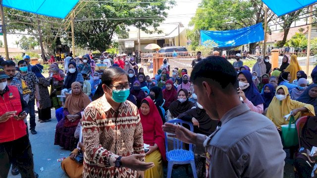 Suaib Mansur memantau langsung penyerahan BLT kepada keluarga penerima manfaat yang dilakukan melalui Kantor Pos Kecamatan Bone-Bone, Kamis (15/09/2022).