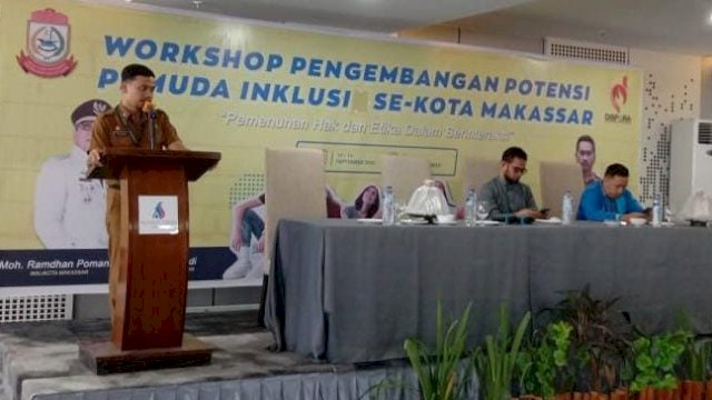 Kepala Bidang (Kabid) Pengembangan Pemuda Dispora Makassar, Bryan Ramadhan Brahman saat Workshop Pengembangan Potensi Pemuda Inklus se-Kota Makassar, di Hotel Smile, Makassar. 