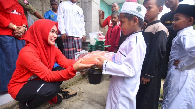 Bupati Luwu Utara, Indah Putri Indriani di dampingi kepala BPBD serta Plt Kepala Dinas sosial mengunjungi pondok pesantren (Ponpes) Ulil AlBab, Desa Bungadidi, Kecamatan Tanalili, Sabtu (17/09/2022).