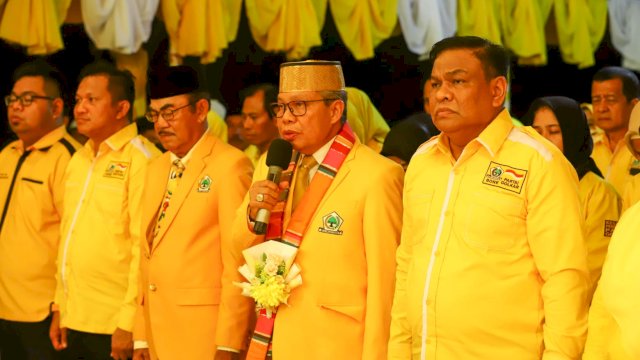 Ketua DPD I Golkar Sulsel, Taufan Pawe (TP) saat melantik DPD Golkar Gone, di Tanjung Palette, Bone, Minggu malam, (18/9/2022). 