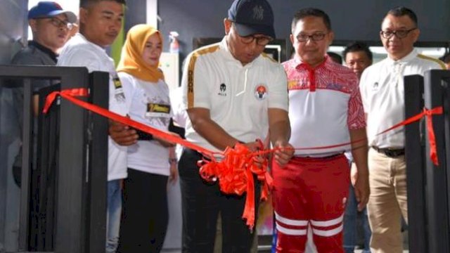 Penjabat Gubernur Gorontalo, Hamka Hendra Noer saat meresmikan gedung olahraga bulutangkis Billionaires Badminton Hall di Kelurahan Heledulaa Utara, Kecamatan Kota Timur, Kota Gorontalo, Minggu (18/9)2022).