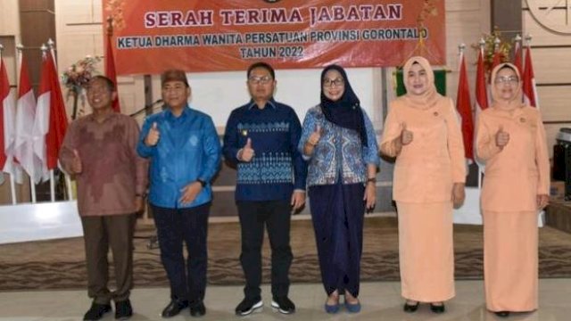 Penjabat Gubernur Gorontalo, Hamka Hendra Noer saat serah terima jabatan ketua DWP Gorontalo Tahun 2022 di Aula Rujab Dinas Wagub Gorontalo, Minggu (18/9/2022).