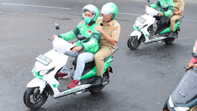 Wali Kota Makassar Moh Ramdhan Pomanto saat menumpangi ojek online (Ojol) dalam rangka Ojol Day. 