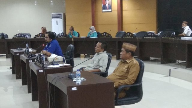 Masyarakat Bongomeme-Dungaliyo menuntut perbaikan sejumlah infrastruktur yang tergabung dalam Aliansi Masyarakat (AMARA) dalam unjuk rasa di kantor Dewan Perwakilan Rakyat Daerah (DPRD) Provinsi Gorontalo, Selasa (20/9/2022). 