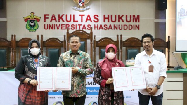 Ketua Pengadilan Tata Usaha Negara (PTUN) Makassar Indah Tri Haryanti menandatangani nota kesepahaman atau Memorandum of Understanding (MoU) dengan Rektor Universitas Hasanuddin Prof Jamaluddin Jompa di aula Dr Harifin A Tumpa, Kamis (22/9/2022).