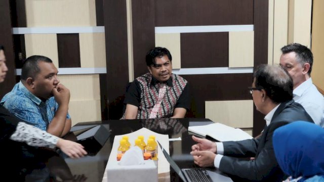 Kepala Badan Pendapatan Daerah (Bapenda) Kota Makassar Firman Pagarra menerima kunjungan kerja (Kunker) Tim ADB (Asian Development Bank) di Ruang Kerja Kepala Bapenda Makassar, pada Kamis (22/9/2022. 