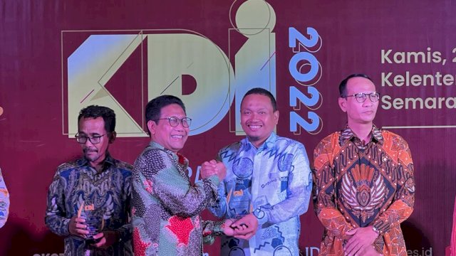 Kepala Dinas Kominfo Mahyuddin, mewakili Danny Pomanto menerima penghargaan pada malam penganugerahan KDI 2022 MNC Portal di Semarang, Kamis (22/09/2022).