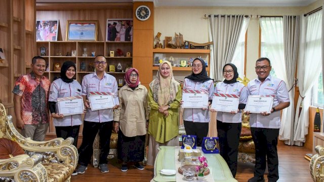 Bupati Luwu Utara, Indah Putri Indriani, saat memberi penghargaan sekaligus melepas 5 orang tenaga kesehatan yang tergabung dalam program Nusantara Sehat di Ruang Kerjanya, Sabtu (24/9/2022).