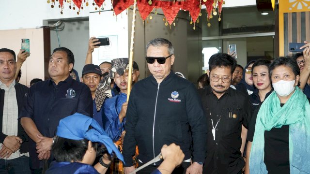 Penyambutan kader Partai Nasdem di Bandara Sultan Hasanuddin Makassar, Sabtu (24/9/2022). (foto: Humas Nasdem)