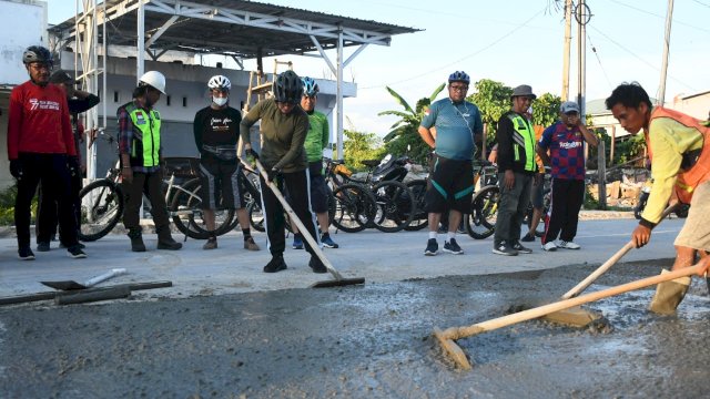 Bupati Luwu Utara, Indah Putri Indriani saat memantau progres pembangunan infrastruktur jalan dalam ibu kota Masamba, Senin (26/09/2022). (foto: Pemkab Lutra) 