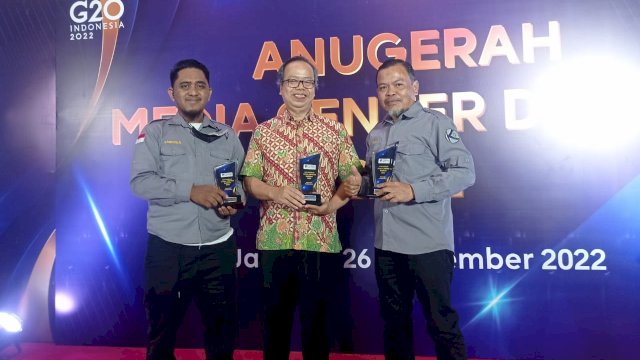 Direktur Pengelolaan Media Ditjen IKP Kementerian Kominfo, Nursodik Gunarjo, menyerahkan penghargaan untuk Diskominfo Gorontalo, pada malam Anugerah Media Center Daerah di Swiss Belhotel Serpong, Banten, Senin (26/9/2022). 