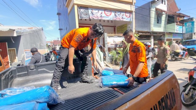 Badan Penanggulangan Bencana Daerah (BPBD) Kota Makassar menyalurkan bantuan kepada korban kebakaran di Jalan Rappokalling Timur Lr 2 RT07/RW01, Kelurahan Rappokalling, Kecamatan Tallo, Makassar, Selasa (27/09/2022).