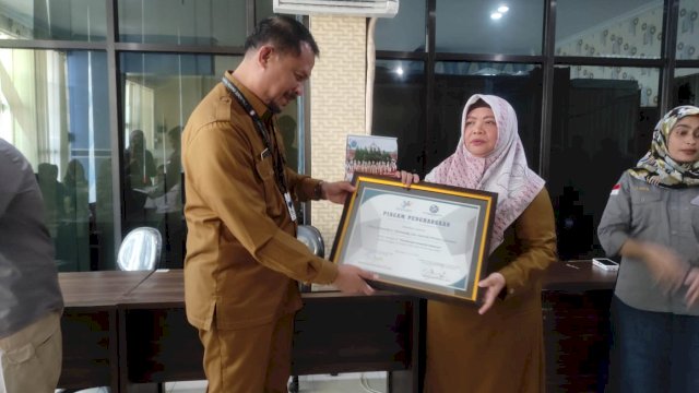 Penerimaan penghargaan untuk Diskominfo Gorontalo dalam ramah tamah di ruang kerja Diskominfotik Provinsi Gorontalo, Selasa (27/9/2022). 