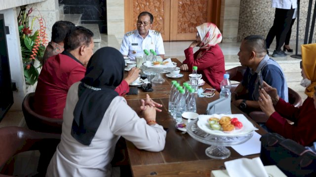  Wali Kota Makassar, Moh. Ramdhan 'Danny' Pomanto saat menerima audiensi Panitia TAN SMEA /SMK Negeri I Makassar, Rabu (28/9/2022).