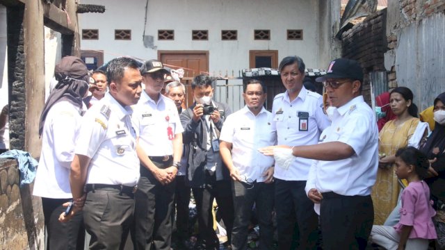 Wali Kota Makassar Moh Ramdhan ‘Danny’ Pomanto mengunjungi lokasi kebakaran sekaligus menyerahkan bantuan di Jalan Rappokaling Timur Lorong 2, Kelurahan Rappokalling, Kecamatan Tallo, Rabu (28/9/2022).