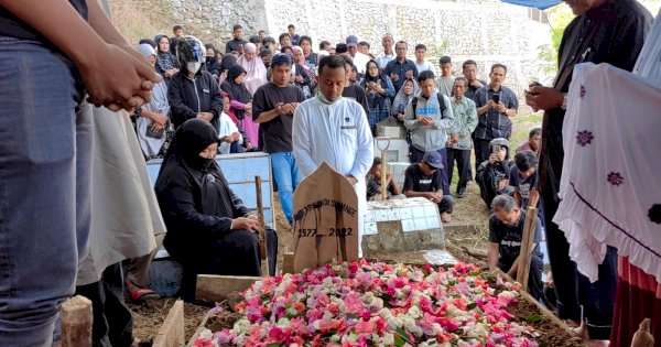 Keluarganya Mangkat, Gubernur Andi Sudirman Turut Antar ke Pekuburan di Toraja