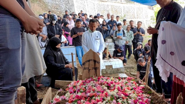 Gubernur Sulawesi Selatan, Andi Sudirman Sulaiman turut ikut mengantarkan kakak sepupunya yang meninggal dunia ke tempat peristirahatan terakhirnya di Toraja, pada Rabu (28/9/2022).