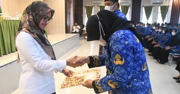 211 PPPK di Luwu Utara Terima SK Pengangkatan, Diserahkan Langsung Bupati Indah