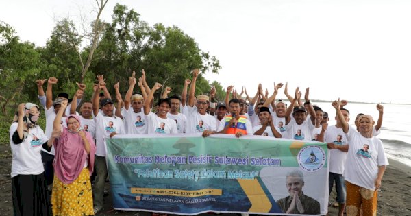 Berkomitmen Tingkatkan Kesejahteraan Nelayan, Puluhan Nelayan Pesisir di Takalar Dukung Ganjar Presiden