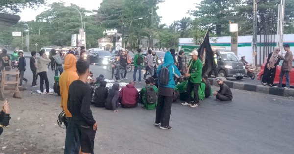 Mahasiswa Blokir Jalan, Kemacetan Sempat Terjadi di Jalan Sultan Alauddin