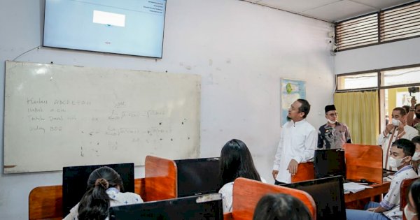 Gubernur Sulsel Tinjau Pembelajaran Smart School di Toraja: Kita Ingin Satu Standar