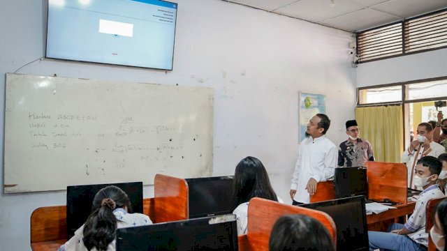 Gubernur Sulawesi Selatan, Andi Sudirman Sulaiman meninjau proses pembelajaran Smart School di SMAN 5 Tana Toraja, Makale, Kamis (1/9/2022). (Foto: ABATANEWS/Azwar) 