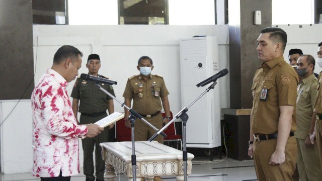 Bupati Takalar Syamsari, melantik 14 orang Majelis Kode Etik dan Kode Perilaku ASN dan sekretariat Majelis Kode Etik dan Kode Perilaku ASN lingkup Kabupaten Takalar, pada Selasa (30/8/2022). (Foto: ABATANEWS/Wahyuddin) 