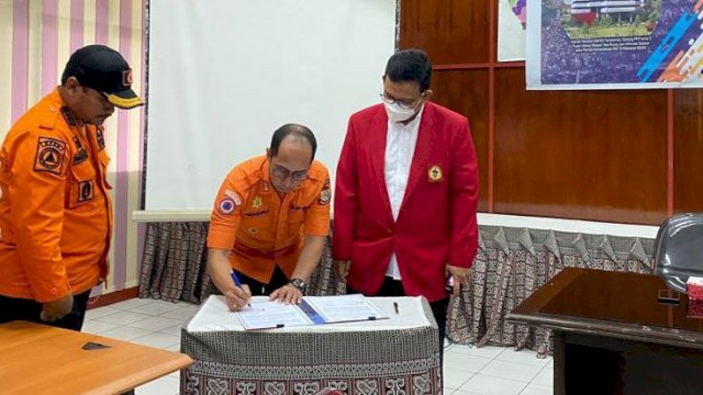 Badan Penanggulangan Bencana Daerah (BPBD) Kota Makassar melakukan penandatangan surat perjanjian kerja sama dengan Lembaga Penelitian dan Pengabdian kepada Masyarakat (LPPM) Universitas Hasanuddin mengenai penyusunan Dokumen Rencana Penanggulangan Bencana (RPB) Kota Makassar, di Aula LPPM Unhas, pada Jumat (2/9/2022). 