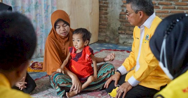 Airlangga Hartarto Serahkan Bantuan Rehab ke Korban Angin Puting Beliung di Sinjai