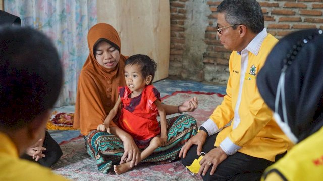 Ketua Golkar Sulsel, Taufan Pawe (TP) menyerahkan bantuan Ketua Umum Airlangga Hartarto (AH) kepada korban angin puting beliung di, Lingkungan Tappee, Jalan Udang Kelurahan Lappa Kecamatan Sinjai Utara, Jumat (2/9/2022).