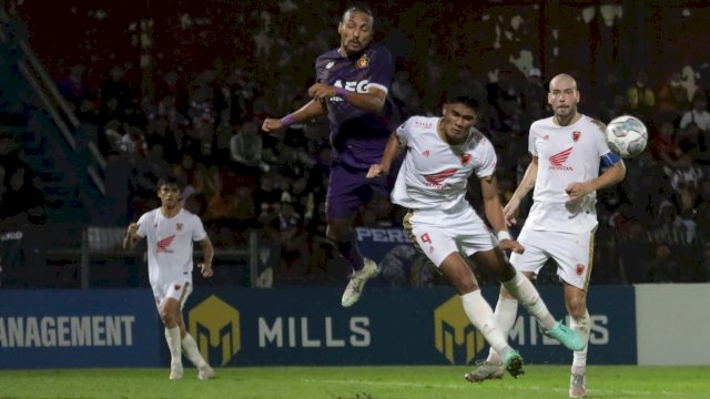 Duel antaran pemain Persik Kediri Robot Chand (kanan) dengan pemain PSM Makassar, Ramadhan Sananta saat laga pekan ke-8 Liga 1 2022-2023 di Stadion Brawijaya, Kediri, Selasa (2/9/2022). (foto: Official PSM Makassar)