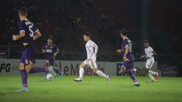 Kenzo Nambu menggiring bola ke arah pertahanan lawan dan dikepung pemain Persik Kediri. (foto: Official PSM Makassar)