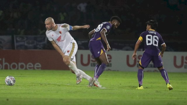 Wiljan Pluim saat tampil melawan Persik Keduri pada pekan ke&8 Liga 1 2022-2023 di Stadion Brawijaya, Kediri, Jumat malam (2/9/2022). (foto: official PSM Makassar)