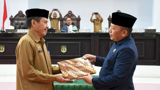 Sekretaris Daerah Kaabupaten Luwu Utara, Armiadi menghadiri rapat paripurna DPRD dengan agenda penyerahan 2 ranperda dan penandatangan nota kesepakatan bersama antara Pemkab dan DPRD Luwu Utara, pada Senin (5/9/2022).