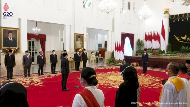 Presiden Joko Widodo melantik Abdullah Azwar Anas secara resmi sebagai Menteri Pendayagunaan Aparatur Negara dan Reformasi Birokrasi (Menpan-RB) di Istana Negara, Rabu (7/9/2022). (Tangkapan layar YouTube Sekretariat Presiden) 