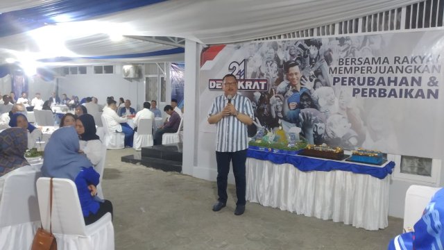 Demokrat Sulsel menggelar HUT Partai Demokrat ke-21 di rumah jabatan Wakil Ketua DPRD Sulsel, yang juga merupakan kediaman Ketua DPD Demokrat Sulsel, di Jalan Abdullah Daeng Sirua, pada Jumat (9/9/2022) malam.