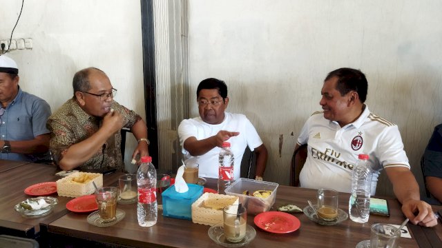 Ilham Arief Sirajuddin, Idrus Marham dan Nurdin Halid berbincang di salah warkop di Makassar, pada Sabtu (10/9/2022). 