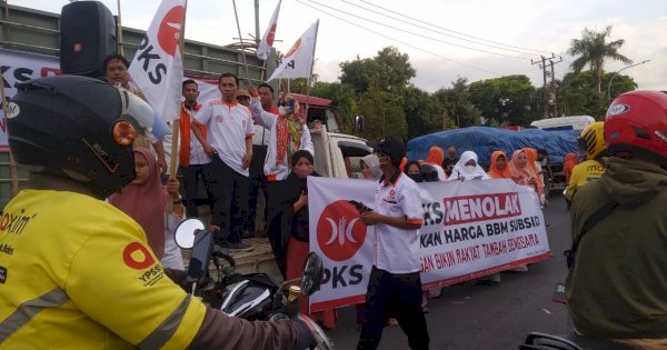 Ratusan Kader PKS Unjuk Rasa Tolak Kenaikan BBM di Jalan AP Pettarani