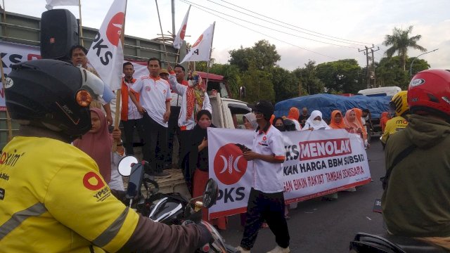 Ratusan kader PKS melakukan demonstrasi di Jalan AP Pettarani, Makassar, untuk menolak kebijakan pemerintah terkait kenaikan harga bahan bahar minyak (BBM), pada Sabtu (10/9/2022) sore.