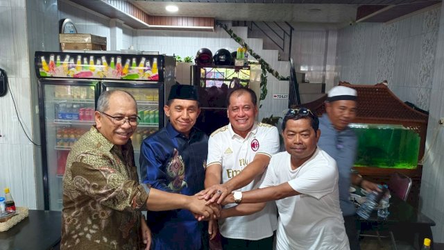 Idrus Marham, Nurdin Halid, Ilham Arief Sirajuddin, dan Andi Muhammad Bau Sawa Mappanyukki foto bersama usai makan siang bersama di RM Palu Kaloa, Jalan Tentara Pelajar, pada Sabtu (10/9/2022). (Foto: ABATANEWS/Cinno) 