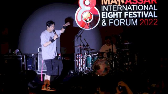 Vokalis band Gigi Armand Maulana saat tampil di panggung Fusion Music Makassar F8, Sabtu (10/09/2022).