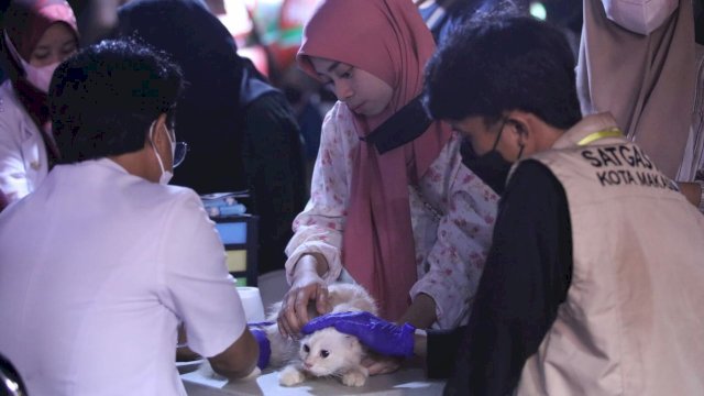 Layanan vaksin gratis Animal Care Dinas Perikanan dan Pertanian Kota Makassar di Makassar International Eight Festival and Forum (Makassar F8). 