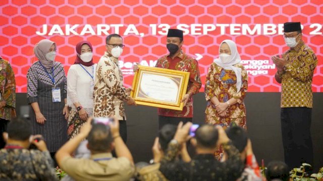 Menpan RB, Azwar Anas memberikan penghargaan kepada Gubernur Andi Sudirman pada Rapat Koordinasi Persiapan Pengadaan ASN Tahun 2022 dan penyerahan Surat Keputusan Menteri PANRB tentang Penetapan Kebutuhan Pegawai ASN di Hotel Grand Sahid Jaya, Jakarta, Selasa (13/9/2022).