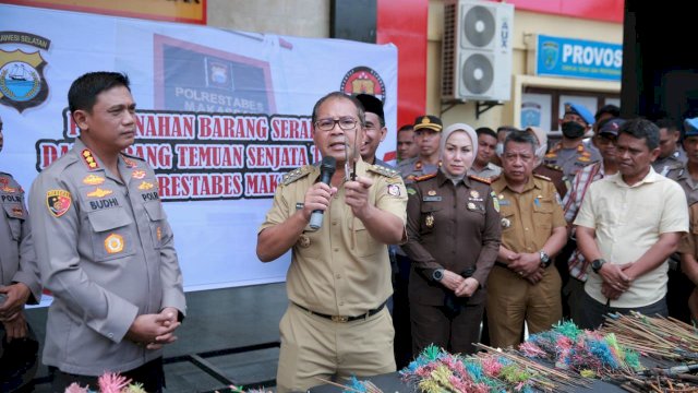 Wali Kota Makassar Moh. Ramdhan ‘Danny’ Pomanto, bersama Kapolrestabes Makassar Kombes Pol Budhi Haryanto, Kajari Makassar Andi Sundari, dan Ketua DPRD Makassar Rudianto Lallo melakukan pemusnahan Senjata Tajam (Sajam) sebanyak 940 buah, di Lapangan Apel Polrestabes Makassar, pada Selasa (13/9/2022).